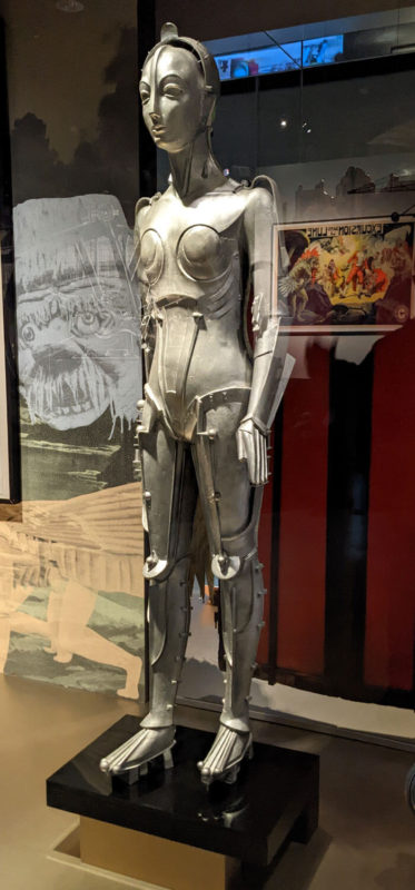 Voyages-Deci-Dela-Statue-du-film-Metropolis-Exposition-Georges-Melies-cinemathe-française-Paris-